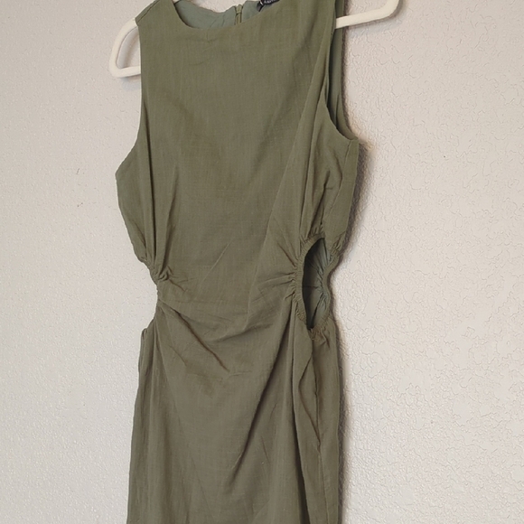 Lillusory green knee-length sleeveless tank dress with side cut outs - Picture 3 of 8